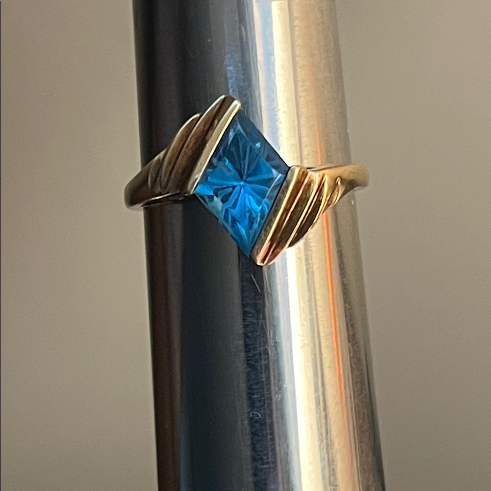 10K Gold Ring with Blue Topaz Starburst